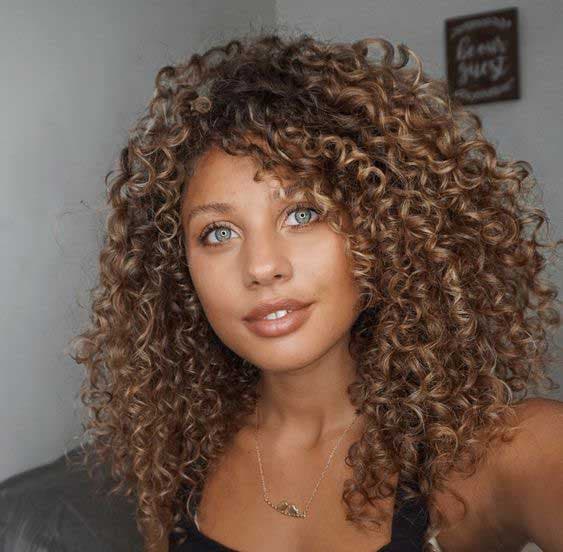 Coupe mi-longue dégradée sur cheveux frisés