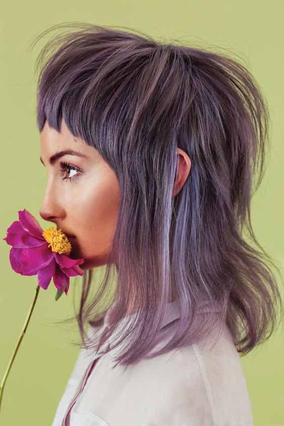 Coupe mulet mi-long sur cheveux fins aux mèches violettes