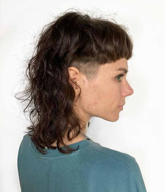 Coupe mulet mi-long sur cheveux fins avec côtés rasés