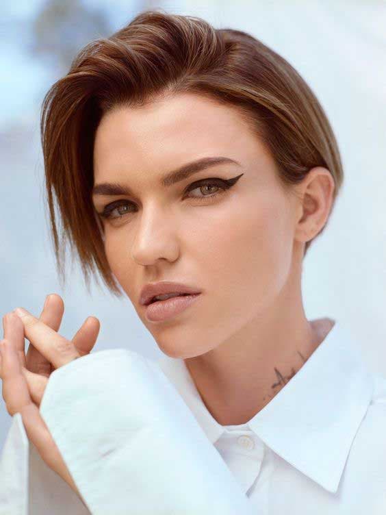 Coupe pixie asymétrique portée par Ruby Rose