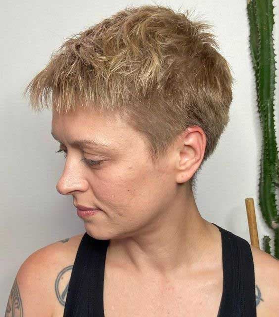 Coupe pixie avec des reflets caramel et blond miel