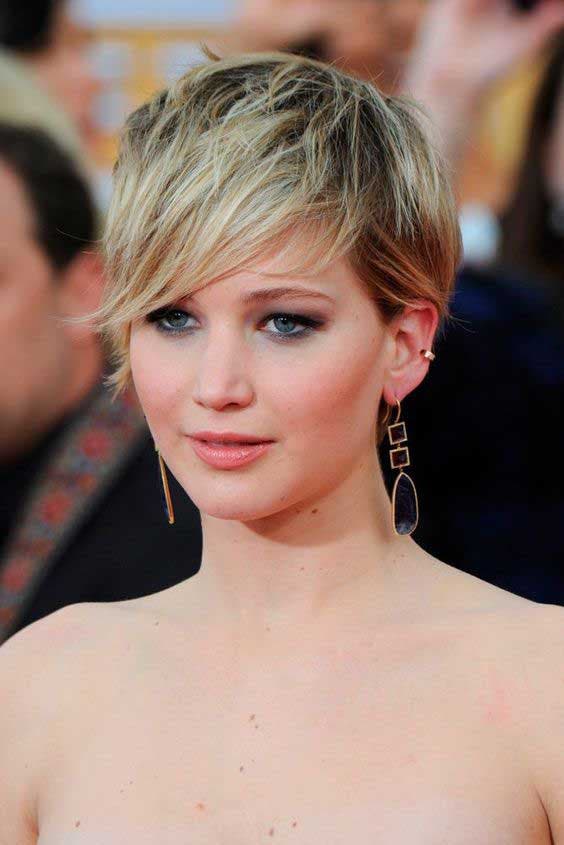 Coupe pixie avec frange asymétrique de Jennifer Lawrence