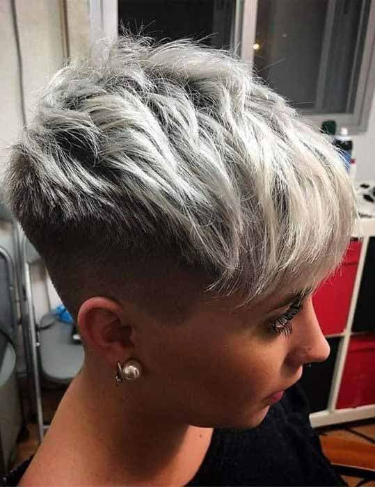 Coupe pixie avec les côtés et la nuque rasés