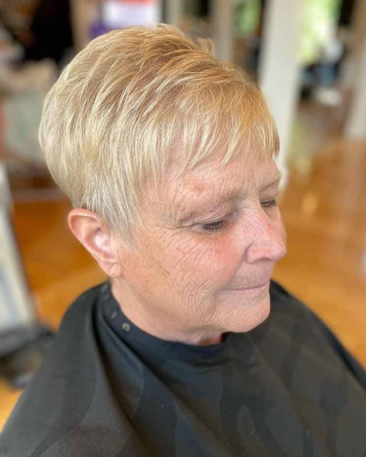 Coupe pixie blonde extra courte