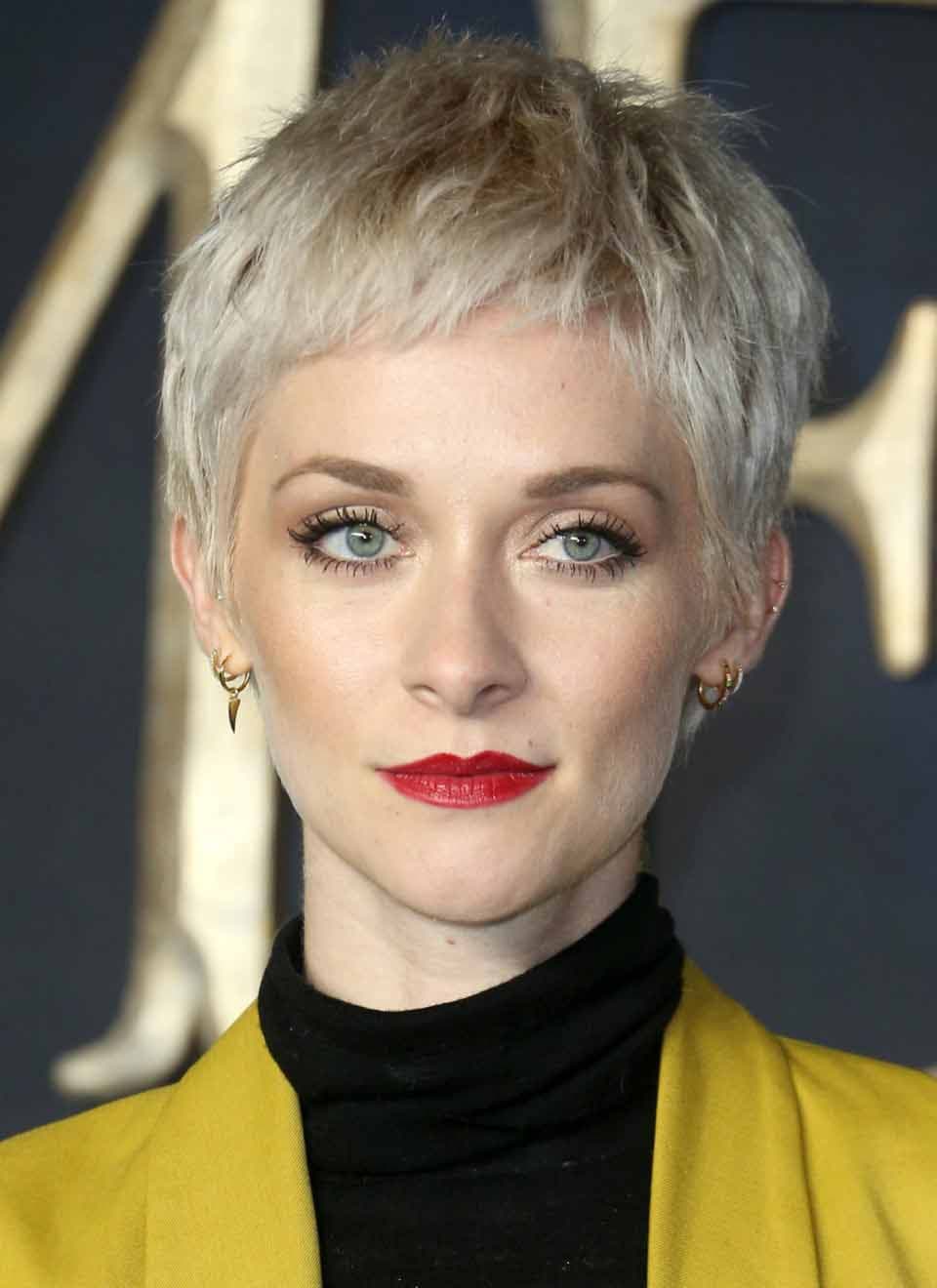 Coupe pixie effilée en blond