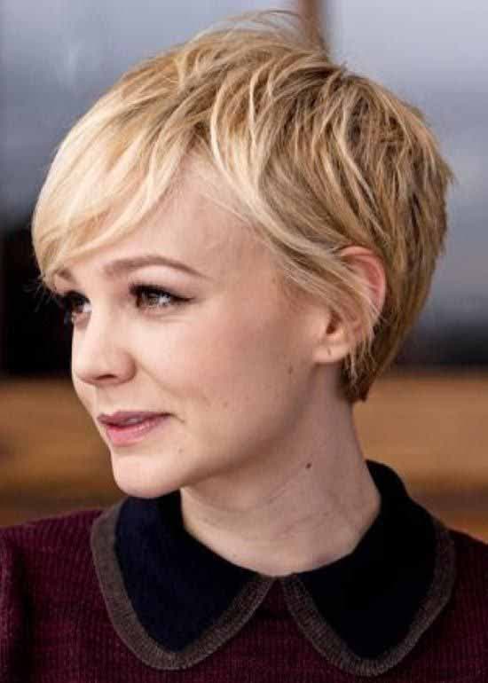 Coupe pixie pour cheveux raides avec frange tombant sur le front