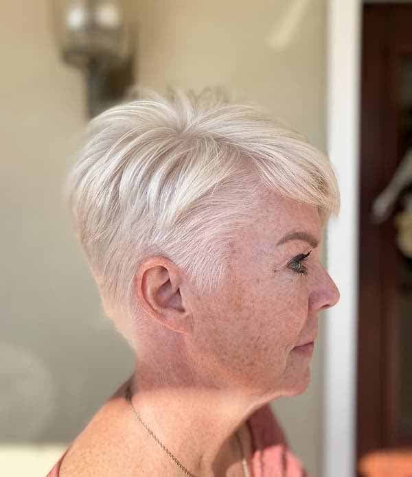 Coupe pixie sur cheveux blonds fins