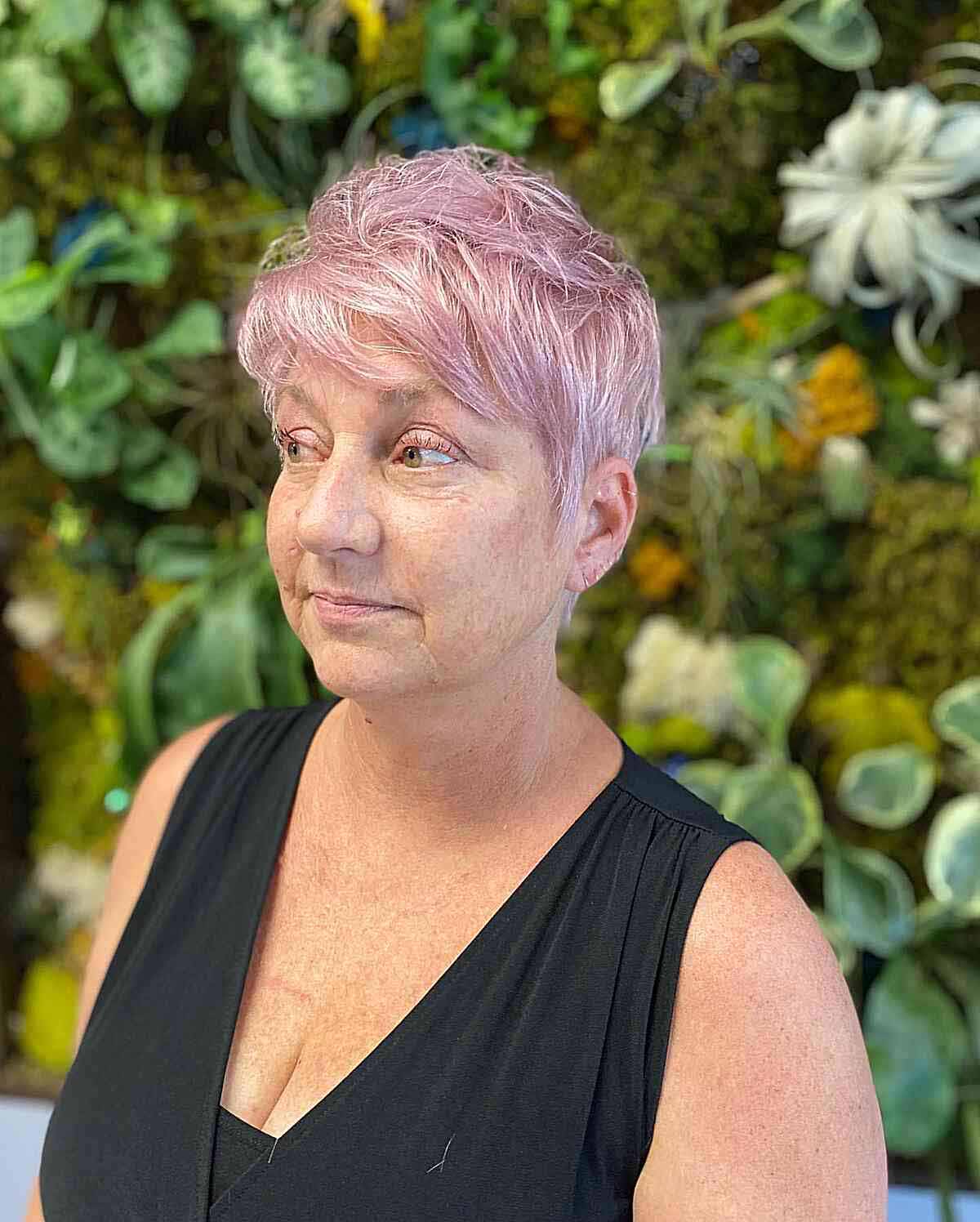 Coupe pixie sur cheveux roses clairs