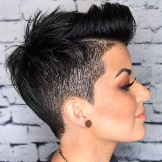 Coupe quiff avec rasage sur les côtés