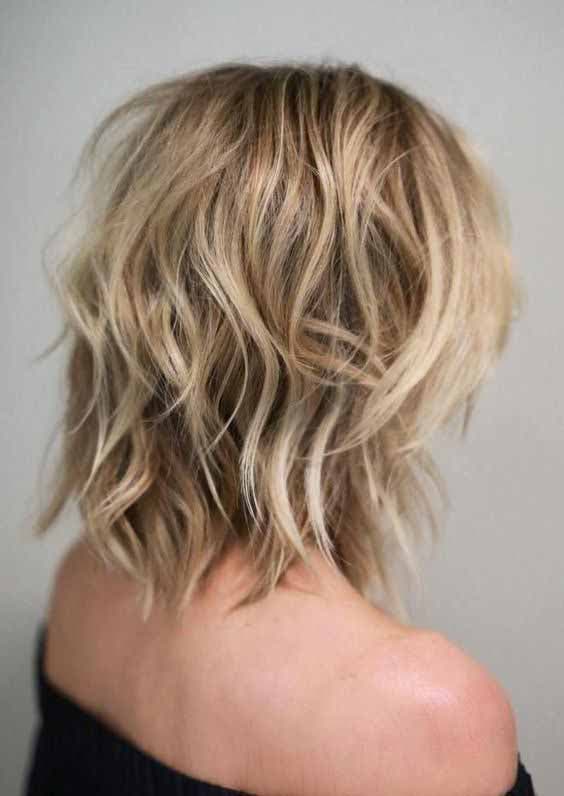 Coupe shag mi-longue sur cheveux fins blonds