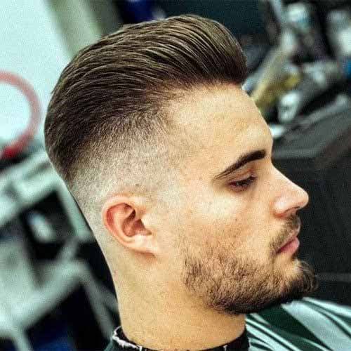 Coupe undercut coiffée en arrière