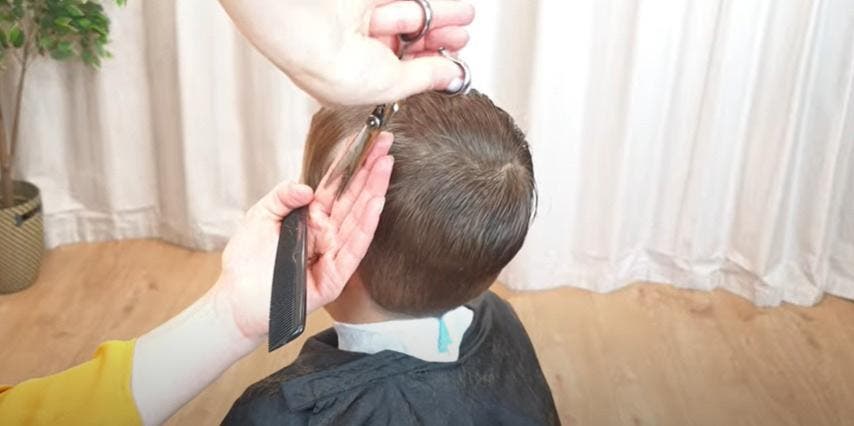 Couper les cheveux autour des oreilles