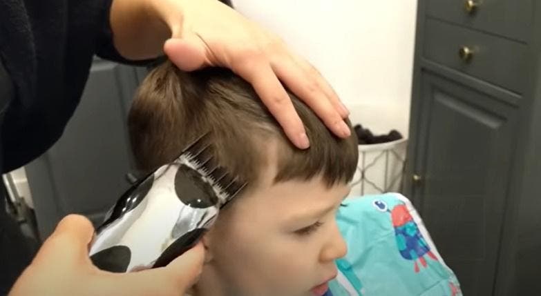  Couper les cheveux d’un petit garçon à la tondeuse électrique