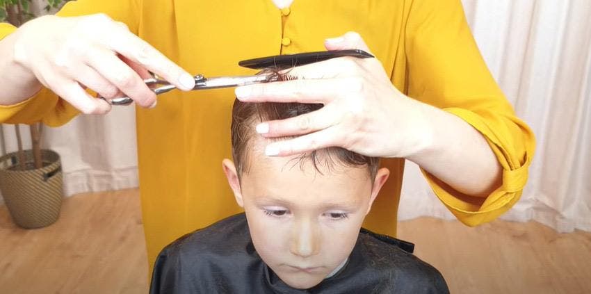Couper les cheveux d’un petit garçon aux ciseaux
