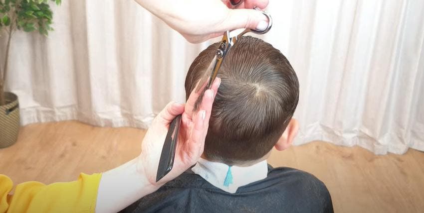 Couper les mèches sur l’arrière de la tête avec des ciseaux