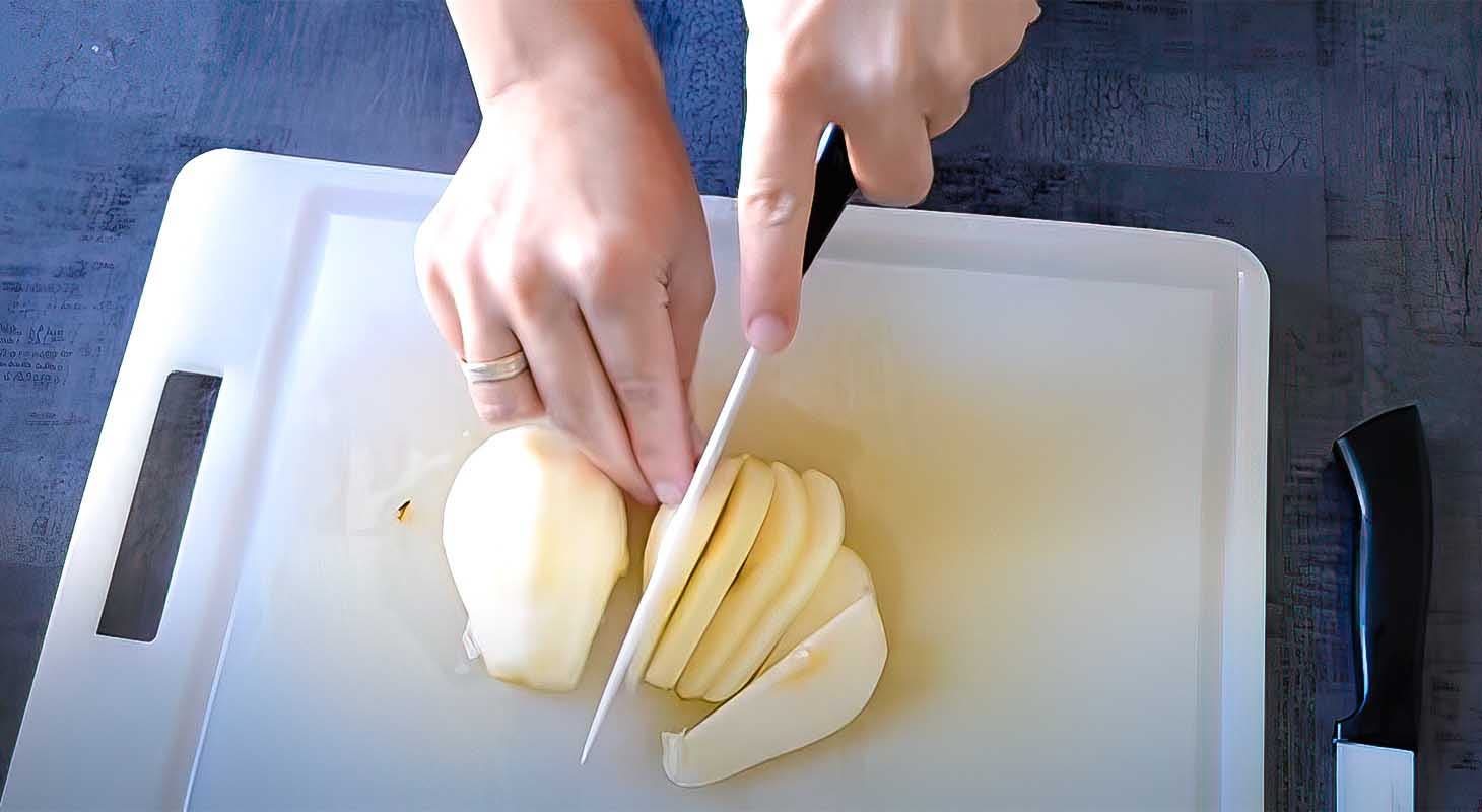 Couper les poires en fines lamelles