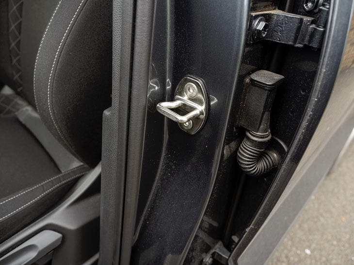 À quoi sert le crochet sur le côté de la portière de votre voiture ?