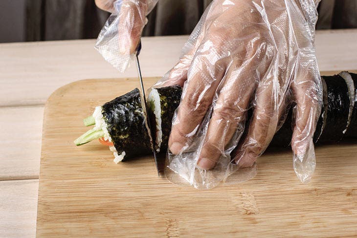 Pourquoi est-il déconseillé d'utiliser les gants en latex pour cuisiner ?