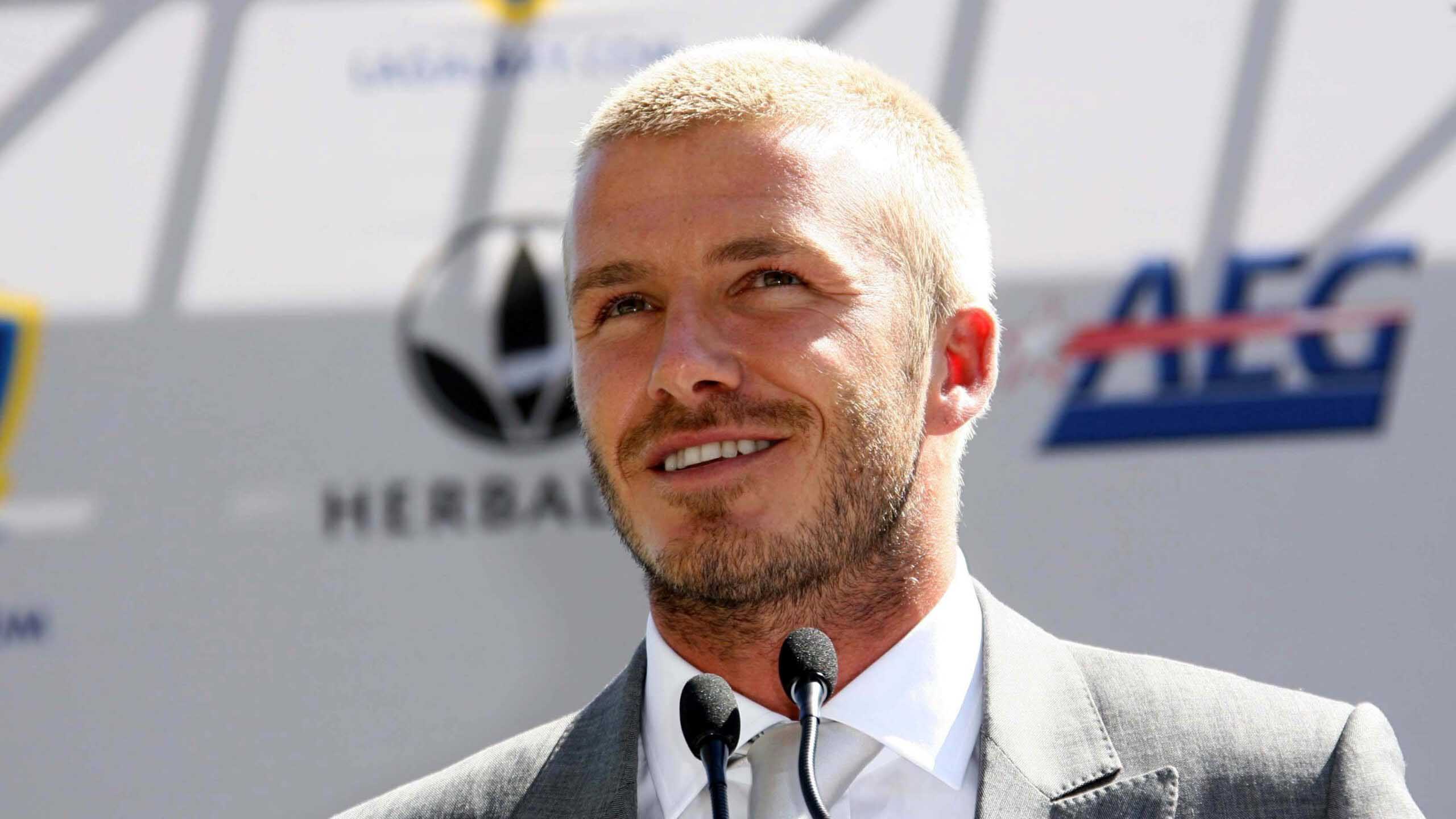 David Beckham arborant une Buzz Cut sur cheveux blonds
