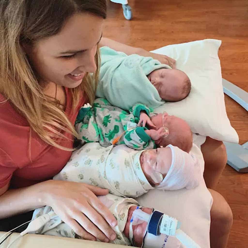 Dayna Childress avec ses bébés nouveau-nés