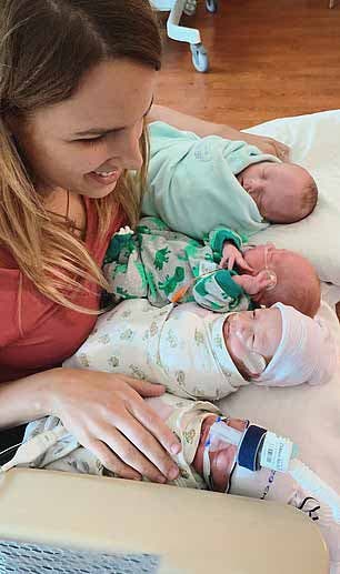 Dayna Childress avec ses nouveau-nés