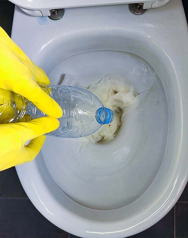 Débouchage des toilettes sans ventouse