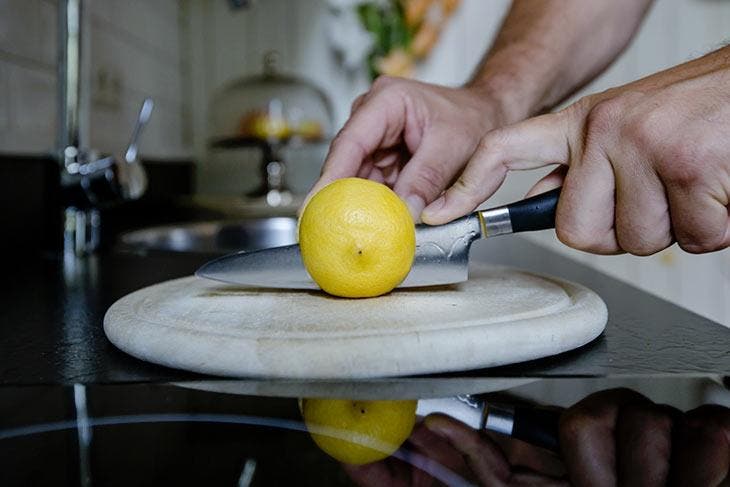 Taglia un limone