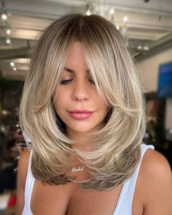 Dégradé mi-long sur cheveux blonds