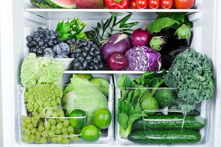 Pepinos almacenados en el refrigerador.