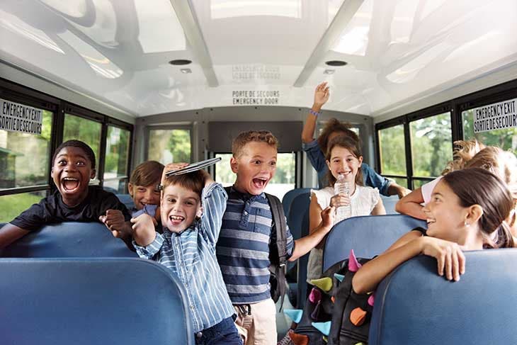 Des enfants dans un bus scolaire