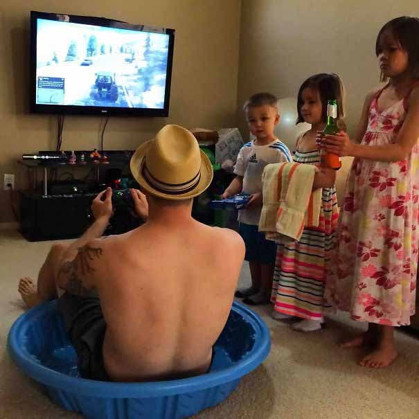 Des enfants jouent avec leur papa à l’occasion de la fête des pères