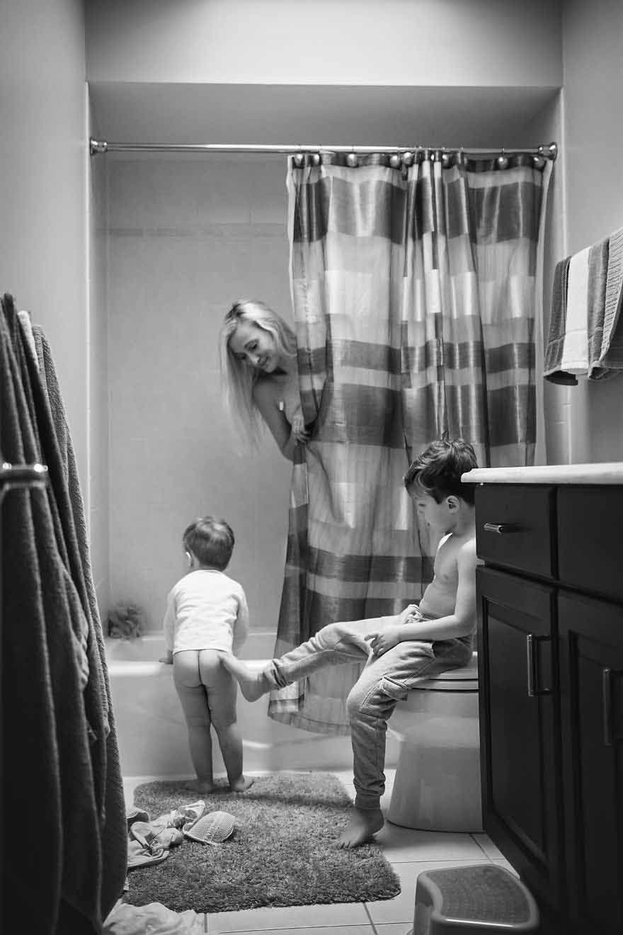 Des enfants qui dérangent leur maman sous la douche