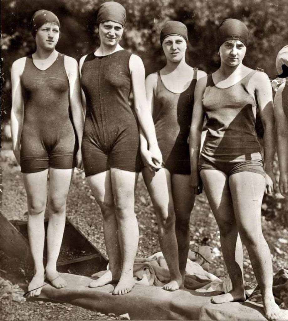 Des femmes portant un maillot de bain
