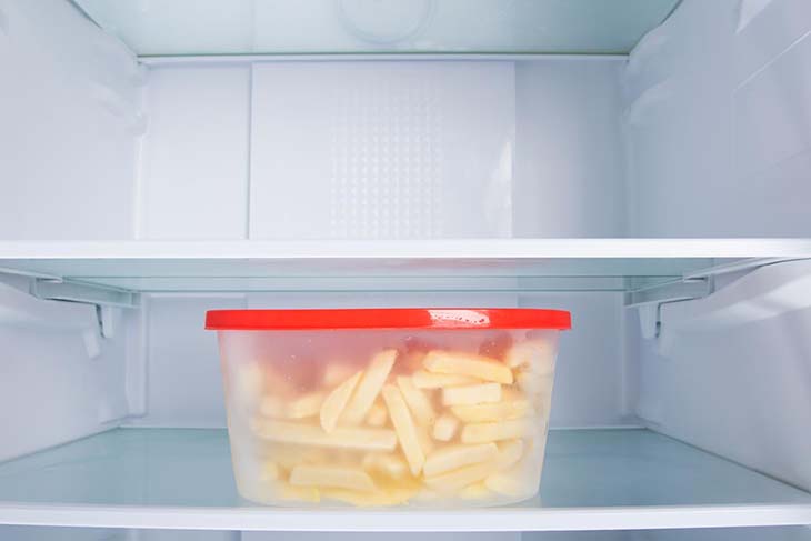 Des frites dans un récipient en plastique dans le réfrigérateur 