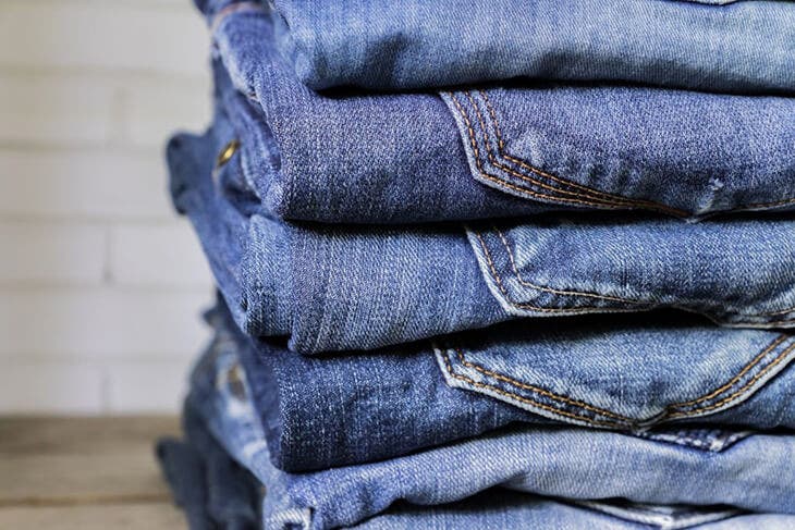 Des jeans bleus sur une étagère 