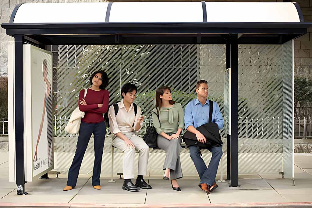 Des passagers qui attendent à l’arrêt du bus