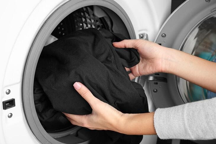 Schwarze Kleidung in der Waschmaschine