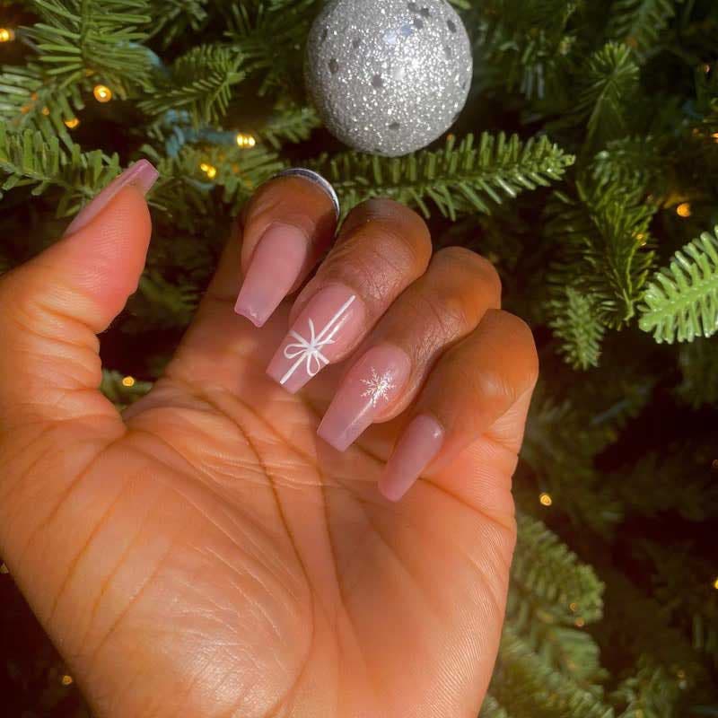 Design d’ongles de Noël avec de jolis cadeaux