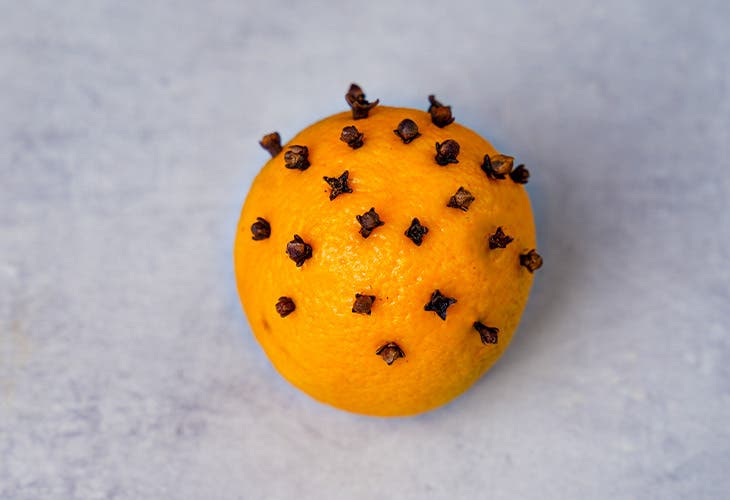 Désodorisant maison avec une orange et des clous de girofle