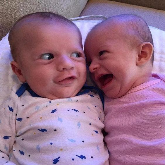 Deux bébés souriants