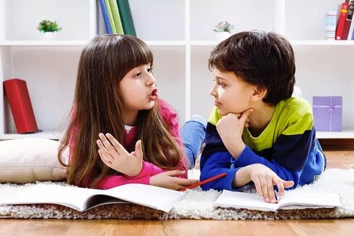 Deux enfants qui discutent
