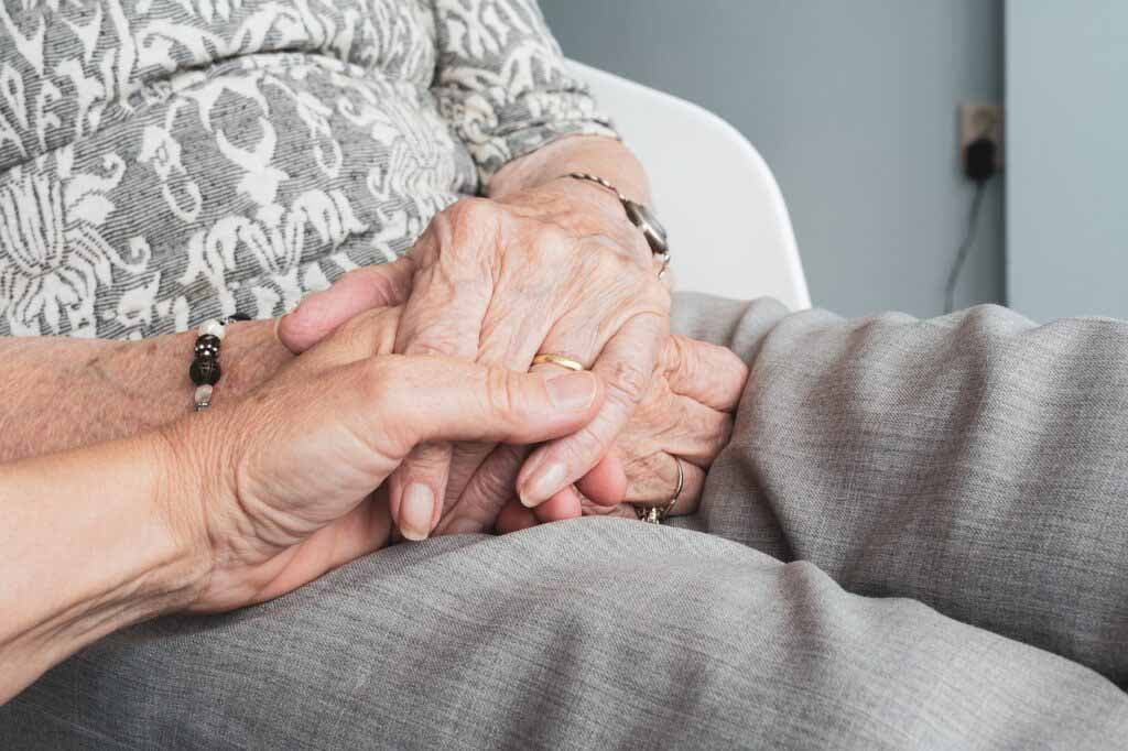 Deux femmes âgées se tiennent la main