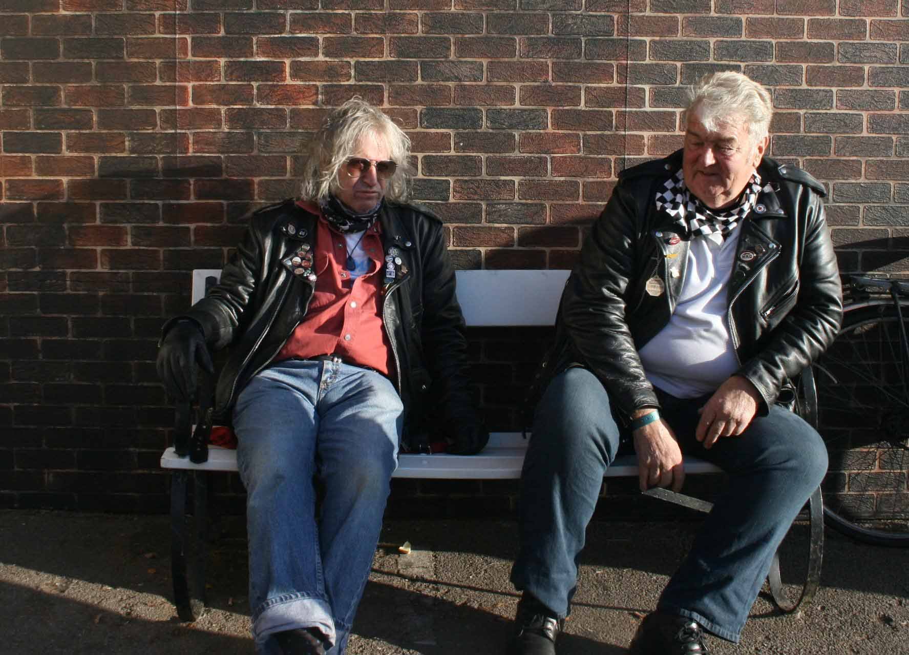 Deux hommes âgées façon rock