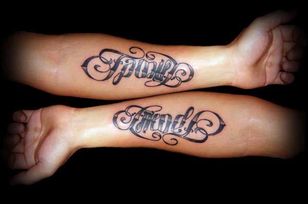 Deux tatouages identiques qui signifie que la famille et l'amitié sont similaires