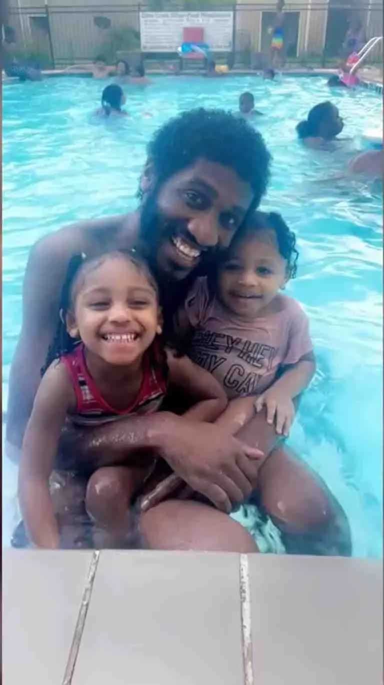 Devonte Gardner se baigne avec ses deux petites filles