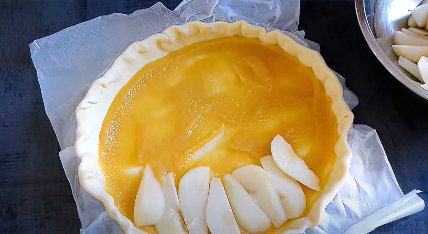 Disposer les lamelles de poire dans le fond d’une tarte