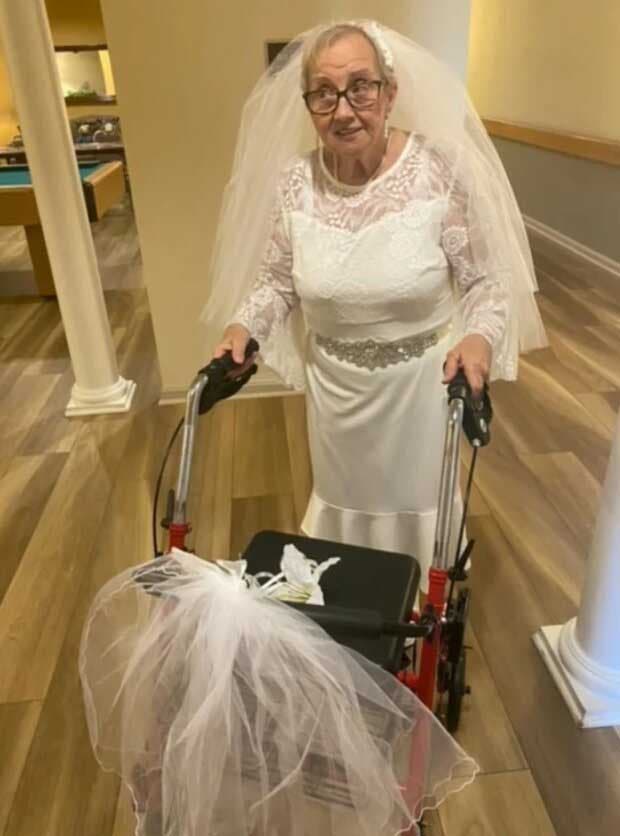 Dorothy Fideli en robe de mariée à la maison de retraite
