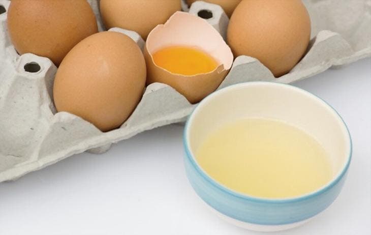 Du blanc d'œuf dans un bol 