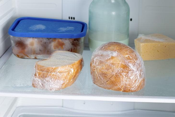 Du pain conservé dans le réfrigérateur 