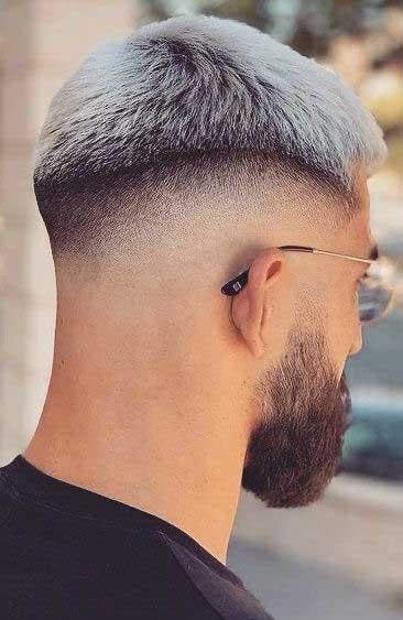 Edgar Cut avec un dégradé moyen et une coloration blond blanc